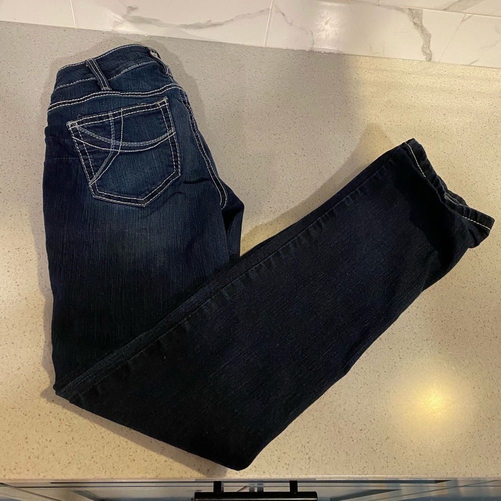 Ariat Women’s real denim size 26R mid rise straight jean. Good condition!